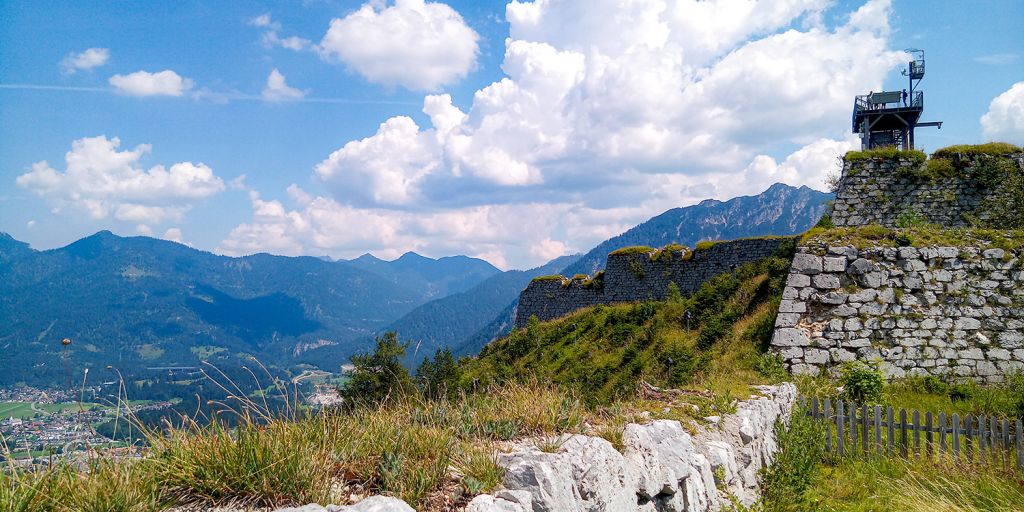 Festung Schlosskopf - Reutte - Man befestigte die bis dato eher gefährlichen Wege, sanierte und renovierte den gesamten Festungsberg ... - © <a href="https://papa-wanderwolle.jimdofree.com/2020/10/06/burgenrunde-auf-dem-ehrenberg/" target="_blank">Wolfgang Berres auf papa.wanderwolle</a>